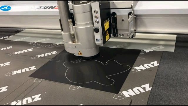 玻璃纖維板切割與鑽孔一機完成的實際作業畫面