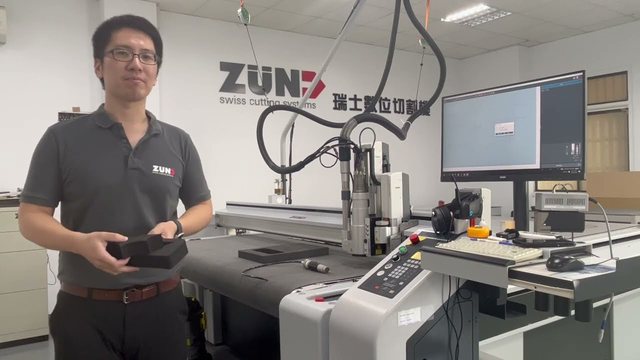 ZÜND 數位切割機以震動刀裁切發泡材,切面平整無膠邊