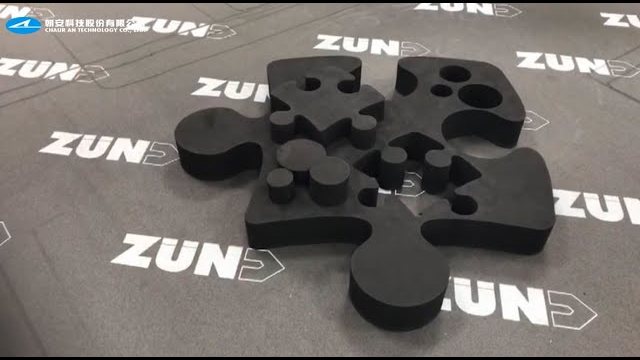EVA 發泡材在數位切割機上裁切成地墊與巧拼件