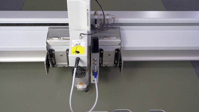 RM-A 1kW 銑刀模組與 POT 振動刀進行 Nomex 蜂巢板外型與銑切斷差製程
